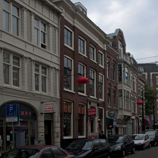 Pand met gave gevel met hoekpilasters en middenrisaliet. Empire-deur