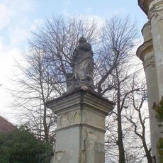 Socha svatého Petra vlevo u brány ke kostelu v Chcebuzi