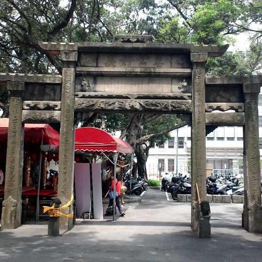 Hong Teng-yun Memorial Arch