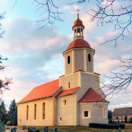 Kirche mit Ausstattung und Kirchhof mit Einfriedung Dorfstraße -