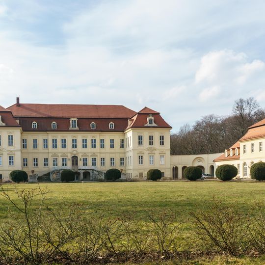 Einzeldenkmale der Sachgesamtheit Schloss, Park und Rittergut Nischwitz: Schloss mit zwei flankierenden Kavaliershäusern und Verbindungsgängen, sogenannter »Point de vue« gegenüber dem Schloss, drei weitere Nebengebäude südli