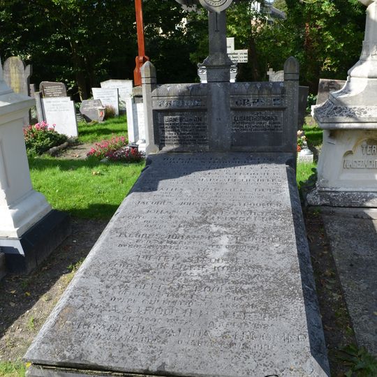 Familiegraf "Stroomer" bij St. Laurentiuskerk