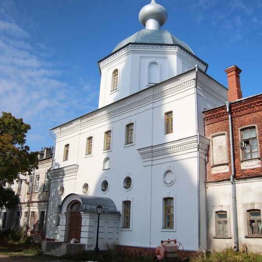 Церковь иконы Богоматери "Живоносный источник" и Живоначальной Троицы во внешнем каре монастыря