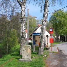 Dřevěný pamětní kříž na Okoři