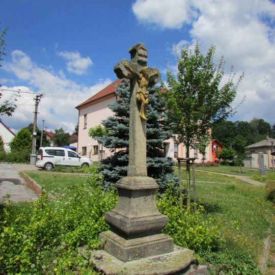 Kříž u autobusové zastávky ve Věži