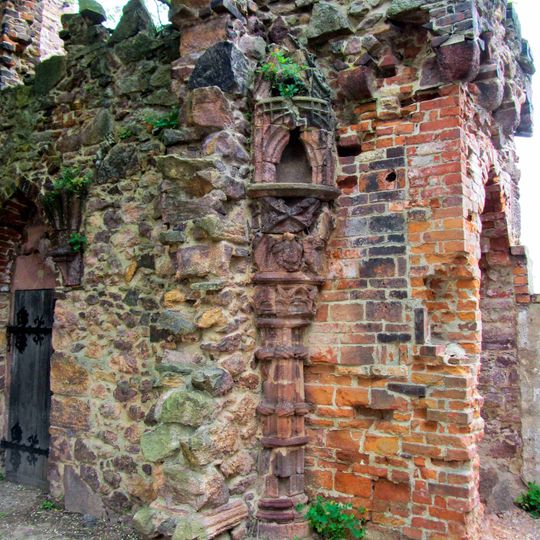 Sachgesamtheit Mirushaus und Miruspark mit den Einzeldenkmalen: Wohnhaus, künstlich angelegte Ruine und Felsentunnel sowie dem Park mit Architekturfragmenten (unter anderem zweigeschossiger Ga