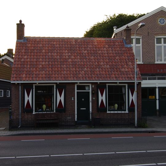 Lage woning, gevel met rechte gootlijst, roedenverdeling vensters