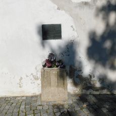 Pamětní deska Jana Jarolíma a Mil. Měšťana na zdi Břevnovského hřbitova