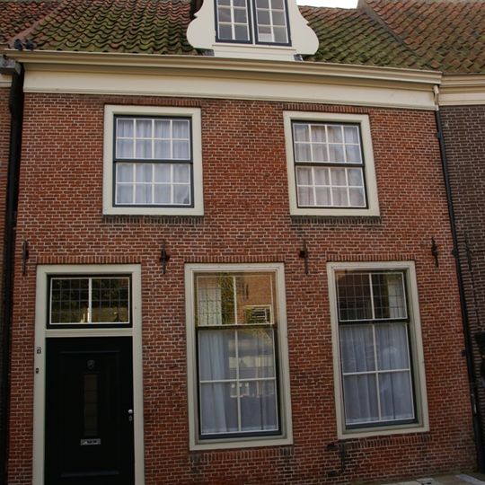 Pand met 18e-eeuwse gevel met rechte kroonlijst onder dwarskap