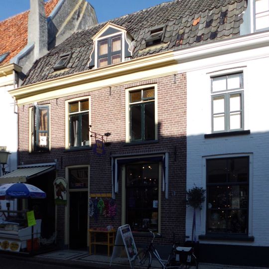 Woonhuis onder gewijzigd zadeldak, waarin dakvenster met vleugelstukken