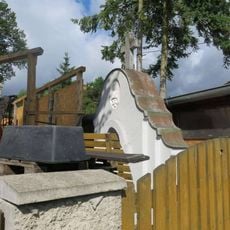 Výklenková kaplička v zahradě domu v Úzké ulici v Novosedlicích