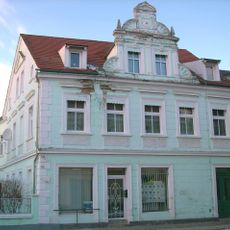 Wohnhaus, nach rechts in geschlossener Bebauung, mit Laden Friedrichsstraße 45