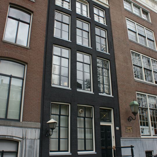 Pand met gevel onder verhoogde lijst met consoles