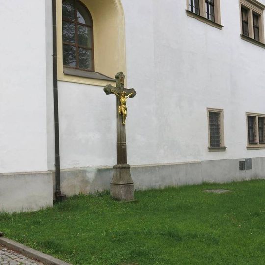 Kříž u baziliky Nanebevzetí Panny Marie u zámku Žďár