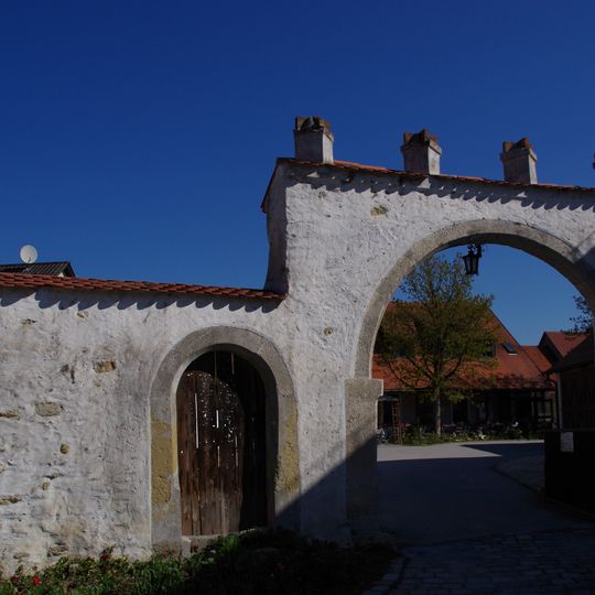 Zugehörige Hofmauer