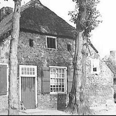 Kleine boerderij van het noord-brabantse langgeveltype, gedekt door rieten wolfsdak