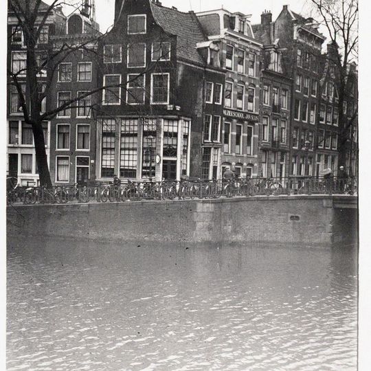 Pand met ingezwenkte halsgevel met siertrossen, festoenen, driehoekige zoldervensters, gevelsteen met haas en de haes en jaartallint