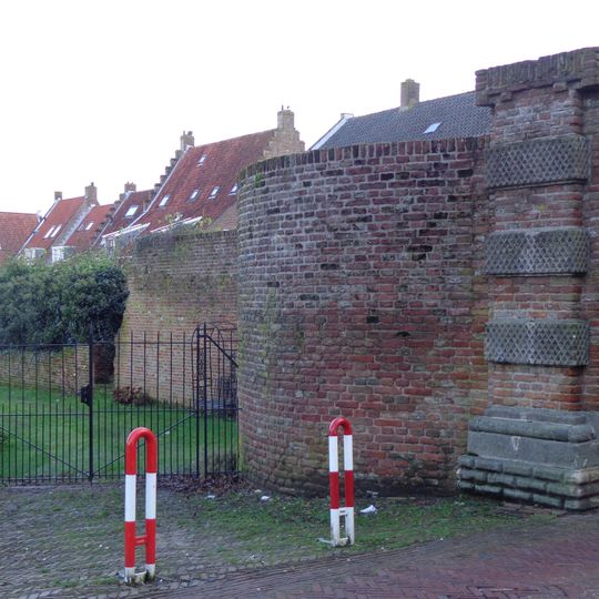 In het pand of op de grens van het erf bevindende stadsmuur