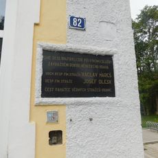 Pamětní deska Václavu Marešovi a Josefu Dleskovi ve Třech Sekerách