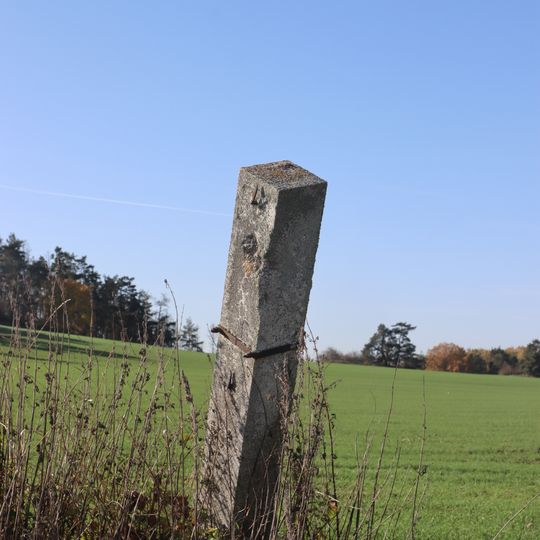 Kříž u cesty západně od Okřešic