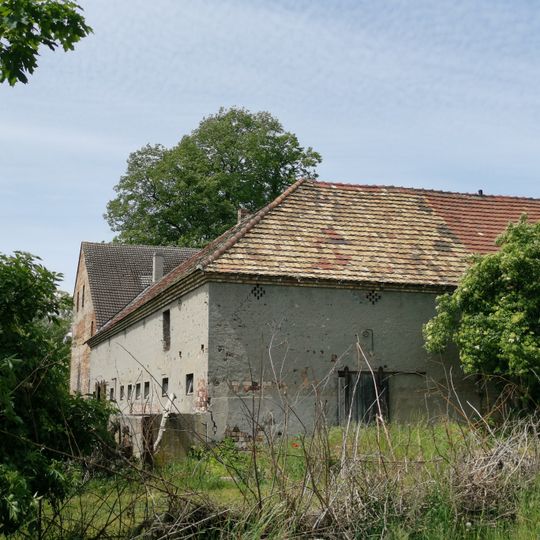 Naturdenkmal Winterlinde neben ehemaliger Gaststätte Saalgebäude, südlich in Grünewald