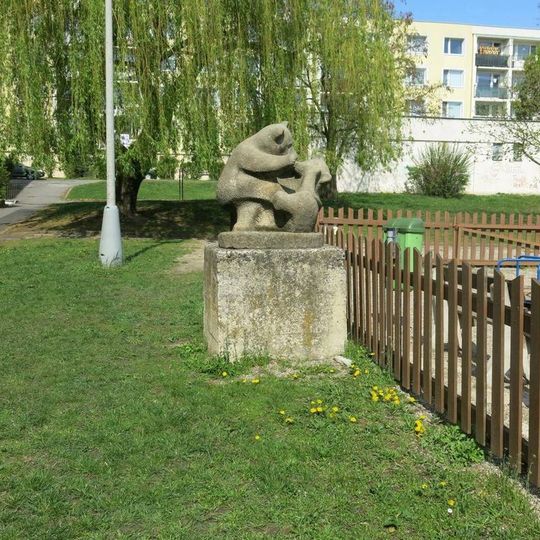 Socha Medvědi ve vnitrobloku v ulici Jiráskova v Novém Boru