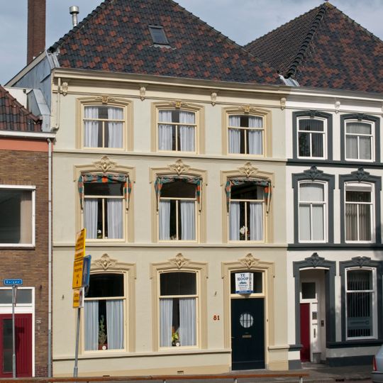 Pand met gepleisterde lijstgevel