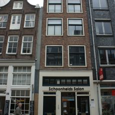 Pand met gevel onder rechte lijst