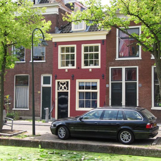 Pand met eenvoudig, gesausd lijstgeveltje. Hoog schilddak