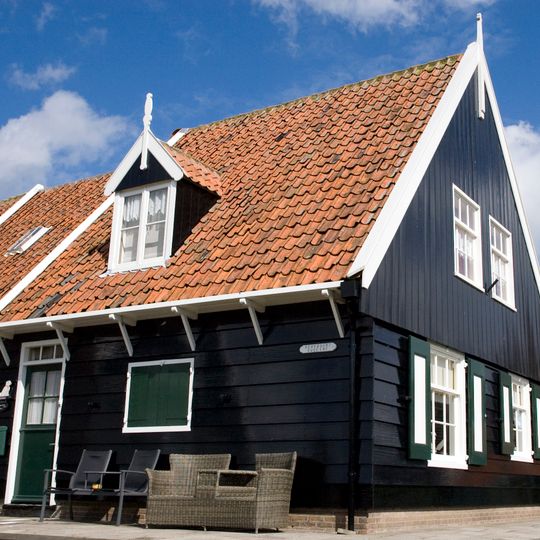 Houten huis onder zadeldak