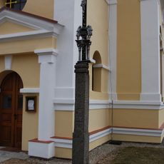 Kříž před kostelem