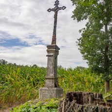 Kříž u Úsuší při silnici na Radíč