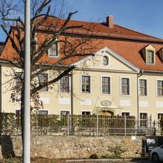 Herrenhaus eines Rittergutes, mit Einfriedungsmauer An der Schäferei 2