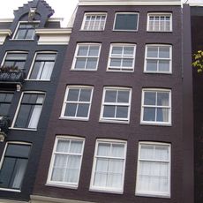 Huis met gevel onder gesneden rechte lijst