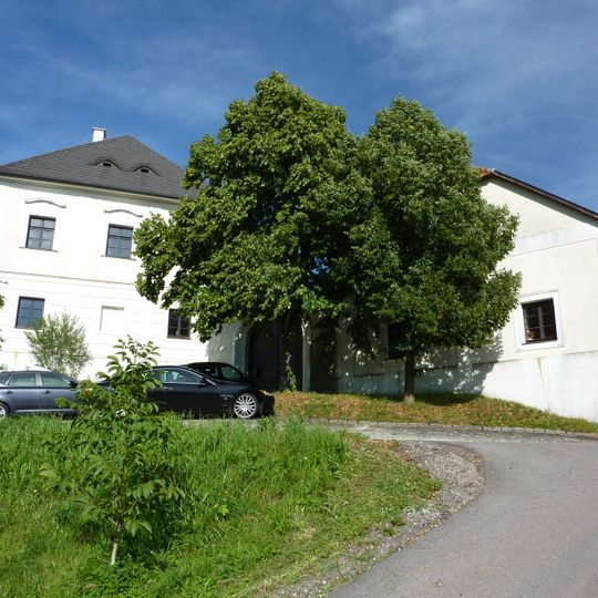 Ansitz Loitzenhof und Wirtschaftsgebäude