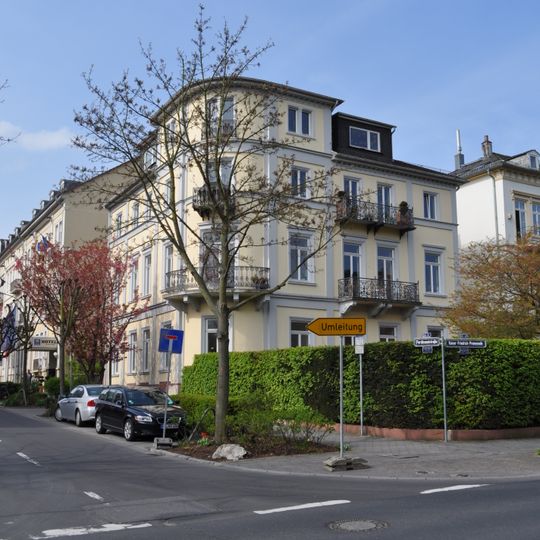 Villa mit Seitenflügel