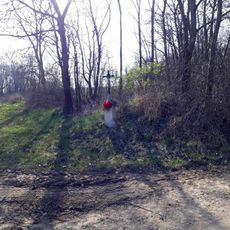 Kříž v Lochousicích u rozcestí