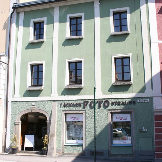 Bürgerhaus mit Teil der inneren Stadtmauer und Zwinger