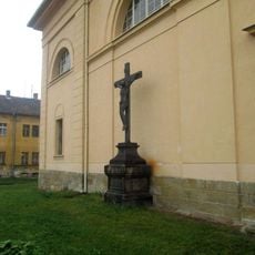 Kříž před kostelem ve Stodu