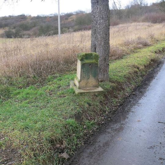 Podstavec s vylomeným křížem u cesty jihovýchodně od Křemýže