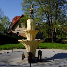 Kašna se sochou Siegfrieda v parku v Perninku