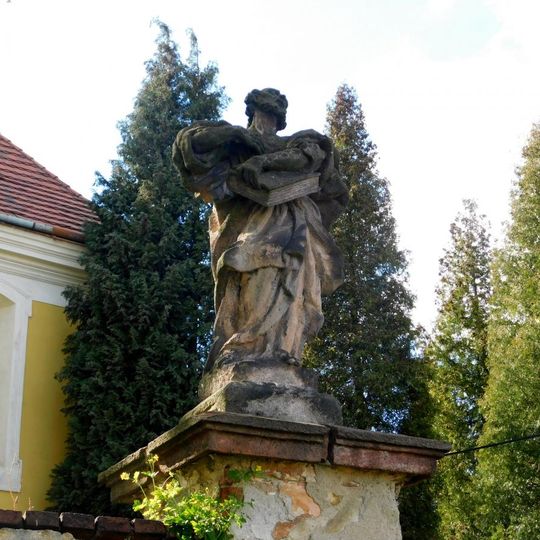 Socha svatého Pavla u kostela v Jesenici