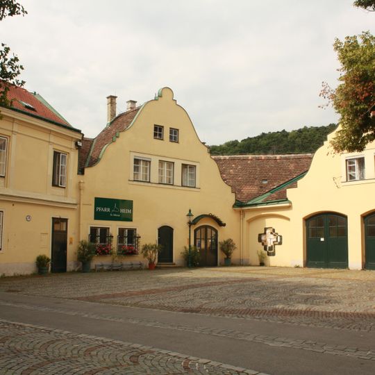 Pilgramhaus mit ehem. Feuerwehrgebäude und Figurenbildstock