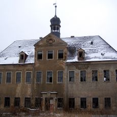 Sachgesamtheit '''Rittergut Bobersen''' mit den Einzeldenkmalen: Herrenhaus, Gutsverwalterhaus, Wirtschaftsgebäude, Reste des Gutsparks und Remisengebäude (als Sachgesamtheitsteil) Wiesenstraße 7