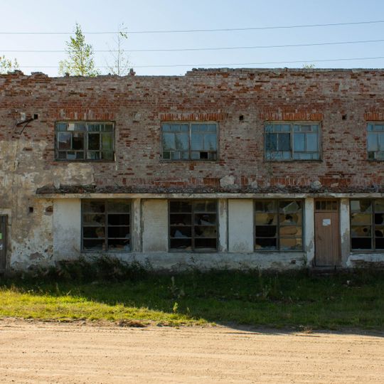 Cooperative shop building