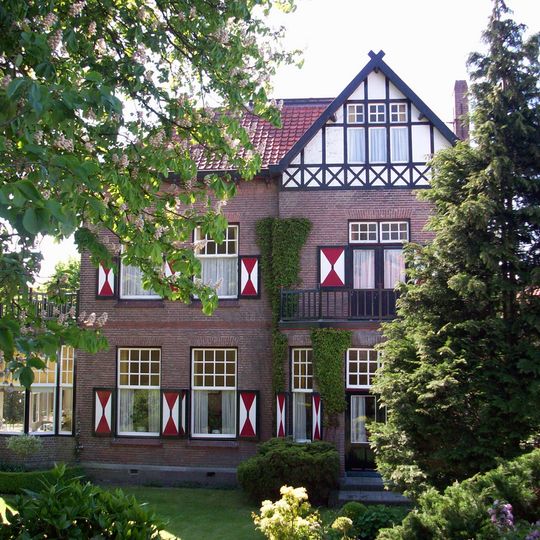 Vrijstaande villa met kantoor in overgangsarchitectuur