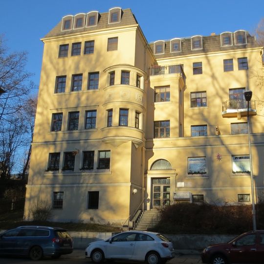 Mietshaus in offener Bebauung mit Vorgarten und Einfriedung Schloßteichstraße 11