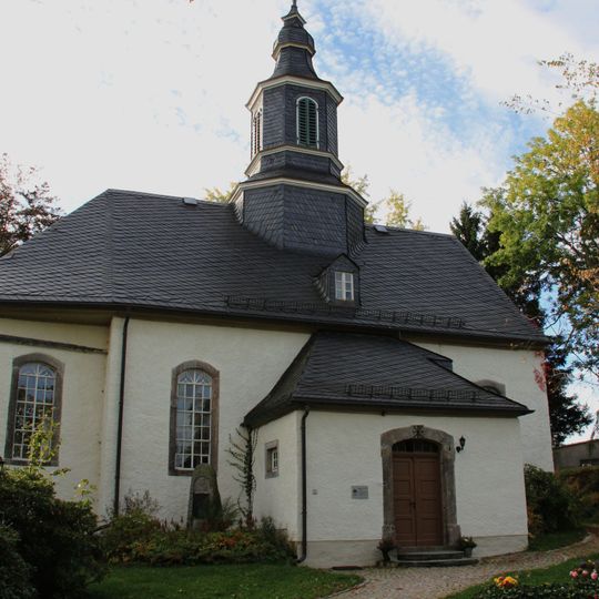 Kirche , Kirchhof mit Einfriedung und Kriegerdenkmal für die Gefallenen des Ersten Weltkrieges Grüner Platz