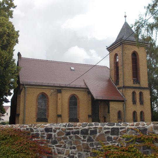 Kirche , Kirchhof mit Einfriedungsmauer, Denkmal für die Gefallenen des 1. Weltkrieges und Grabmal Anders sowie lindenbestandene Zuwegung zur Kirche Neue Grimmaer Straße -