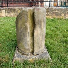 Kamenný podstavec v Jaroměřicích u pomníku